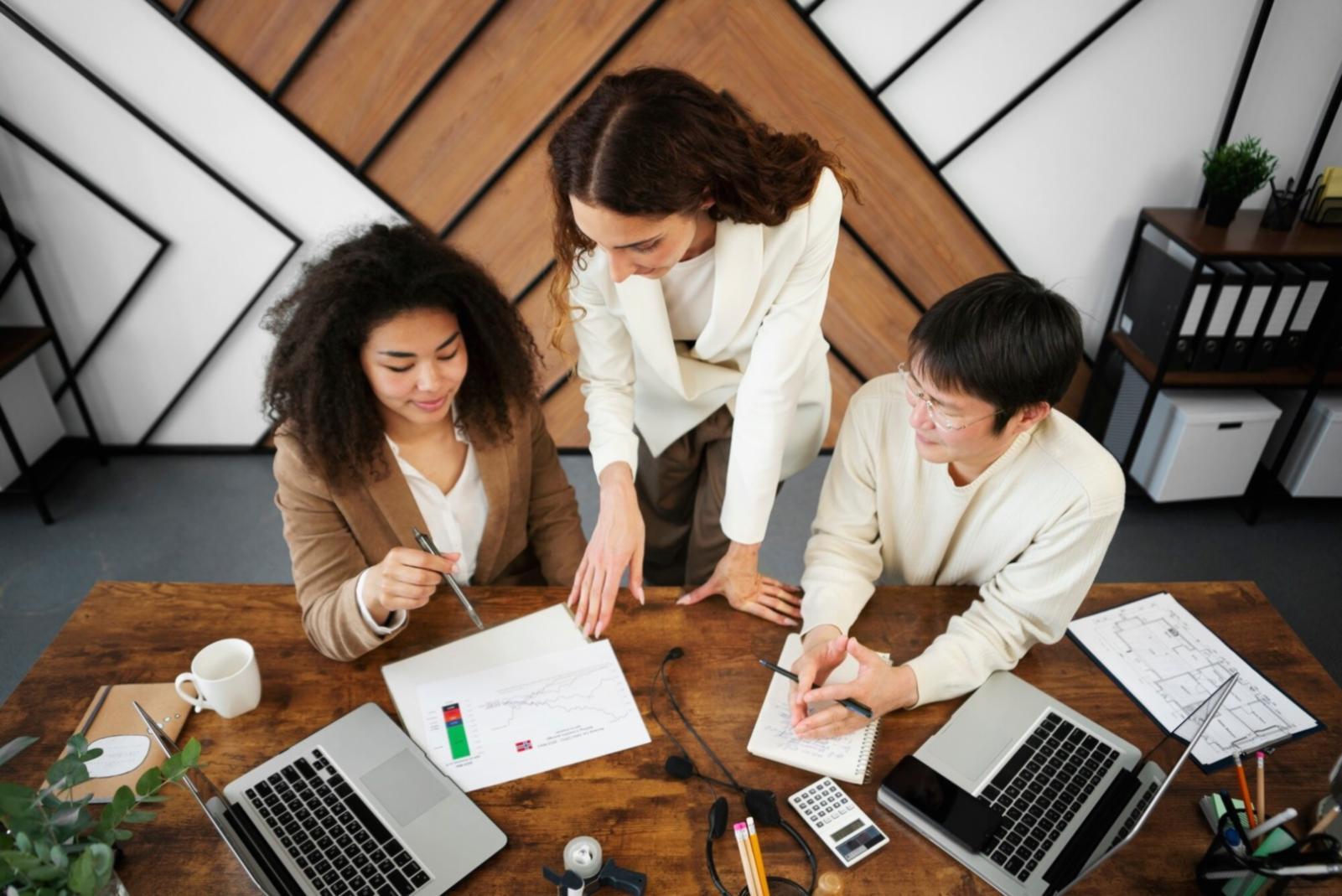 Equipo de naerivoluxi trabajando en análisis financiero colaborativo en nuestras oficinas de Terrassa